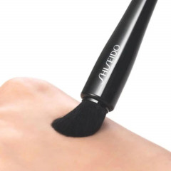 Диагональная кисть для макияжа глаз Shiseido Makeup NANAME FUDE Multi Eye Brush