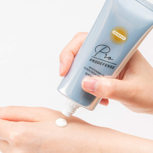 Японская солнцезащитная отбеливающая эссенция KOSE Suncut Pro Defense Whitening Sunscreen UV Essence Stain